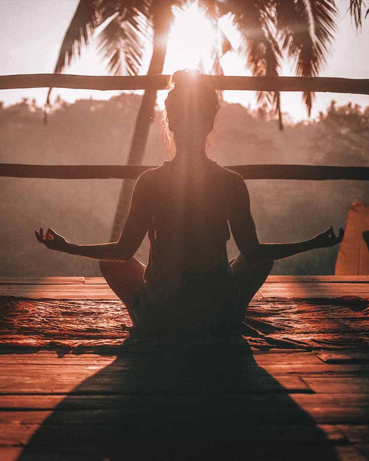 mediteren met ondergaande zon