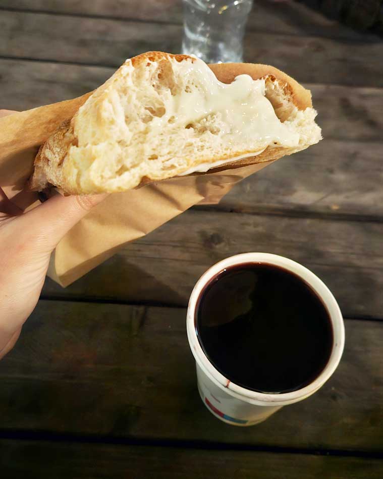 sandwich met serra da estrela kaas en gluhwein