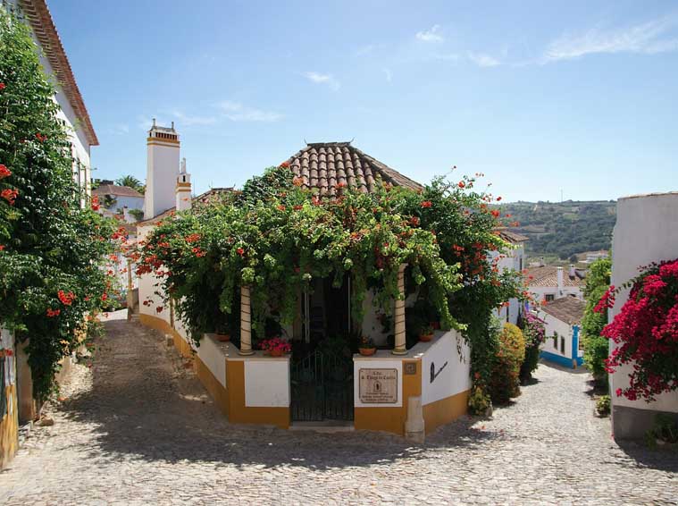 wandelen door de straatjes van obidos | leuke dingen om te doen in obidos portugal