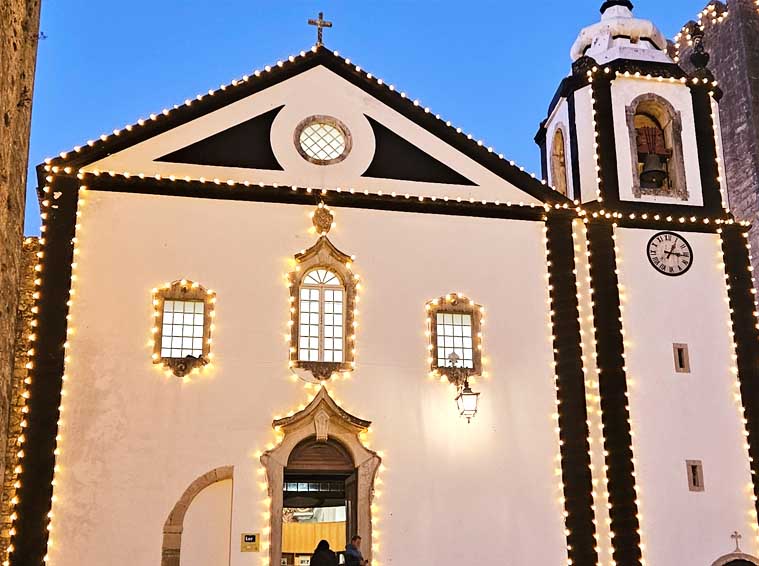 kerstmarkt in middeleeuws vestigingsstadje | kerstverlichting | kerstsfeer