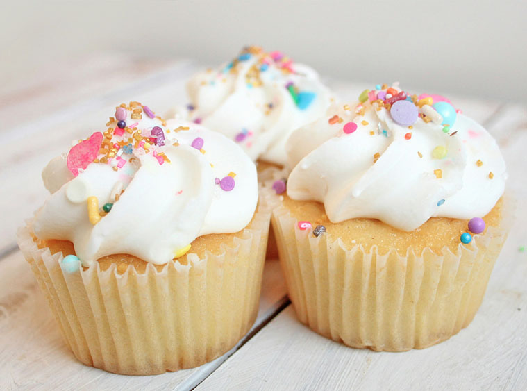 simpele cupcakes maken | cupcakes met slagroom en gekleurde sprinkles 