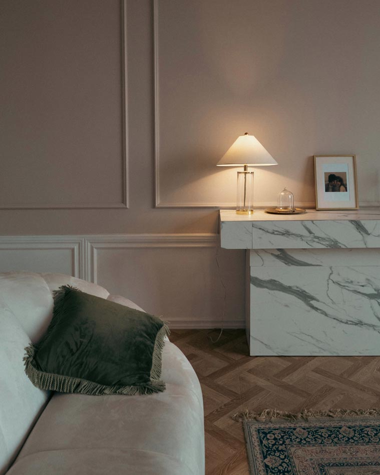 luxe interieur creëren met velvet meubels en marmer look accessoires | sfeerverlichting in de woonkamer | velvet kussen op de bank | marmeren bijzettafel | luxe sfeer in interieur
