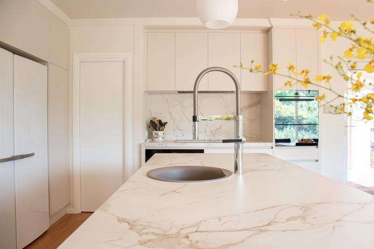 nieuwe keuken samenstellen | minimalistische keuken inspiratie | marmer keuken | keuken met natuurlijke materialen | tijdloze keuken samenstellen